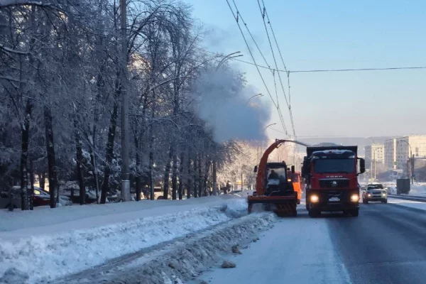 Мэрия: машины и люди продолжают убирать снег в 30-градусный мороз в Кемерове