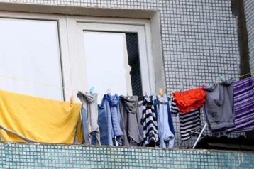 Фото: В Кузбассе пьяная женщина развешивала на балконе бельё и сорвалась вниз 1