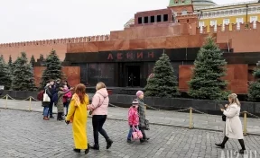 В Москве мужчина поливал маслом Мавзолей Ленина с криком «Вставай, вставай!»