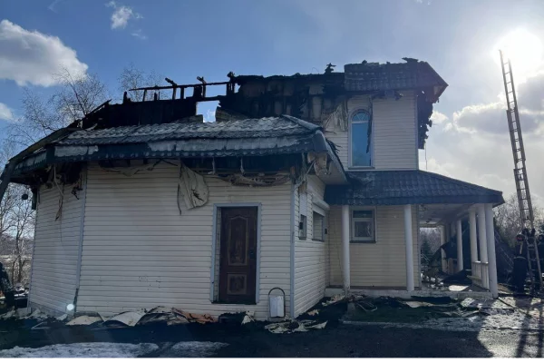 На Камчатке загорелась база отдыха на площади 600 квадратных метров