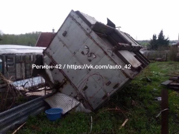 Фото: Кемеровчане сообщили о перевёрнутых ветром «домиках»  5