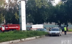 В Кемерове автомобиль снёс остановку и сбил женщину