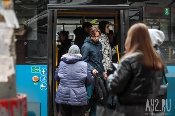 Фото: Автобус протаранил ТЦ в кузбасском городе 1