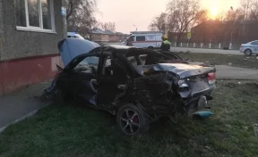 Врезался в дом пьяный и без прав: в ГИБДД рассказали подробности утренней аварии в Кемерове