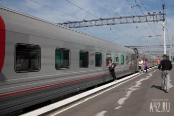 Фото: В Кузбассе пассажир поезда порезал себя и проводника 1