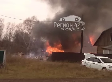 Фото: Крупный пожар в частном доме в Кемеровском районе попал на видео 4
