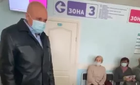 Сергей Цивилёв проверил ситуацию с очередями в поликлинике в центре Кемерова из-за жалоб горожан