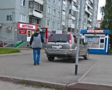 Фото: Кемеровский автомобилист припарковал машину на тротуаре и получил штраф 1
