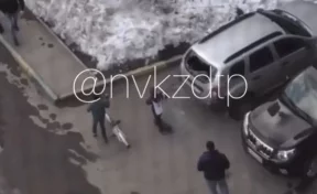 В Новокузнецке мужчина разбил легковой автомобиль кастрюлей