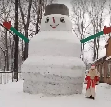 Фото: В Новокузнецке слепили снеговика-гиганта 1