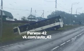 Рейсовый автобус попал в аварию на кузбасской трассе