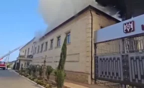 В Дербенте загорелась крыша коньячного завода