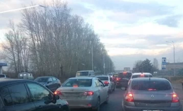 Фото: На выезде из Кемерова из-за ДТП образовалась большая пробка  1