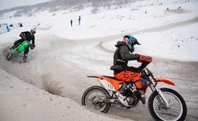 На Люскусе в Кемерове проходят чемпионат и первенство России по мотоспорту