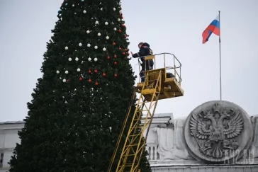 Фото: В Кемерове на площади Советов начали разбирать новогоднюю ёлку 2