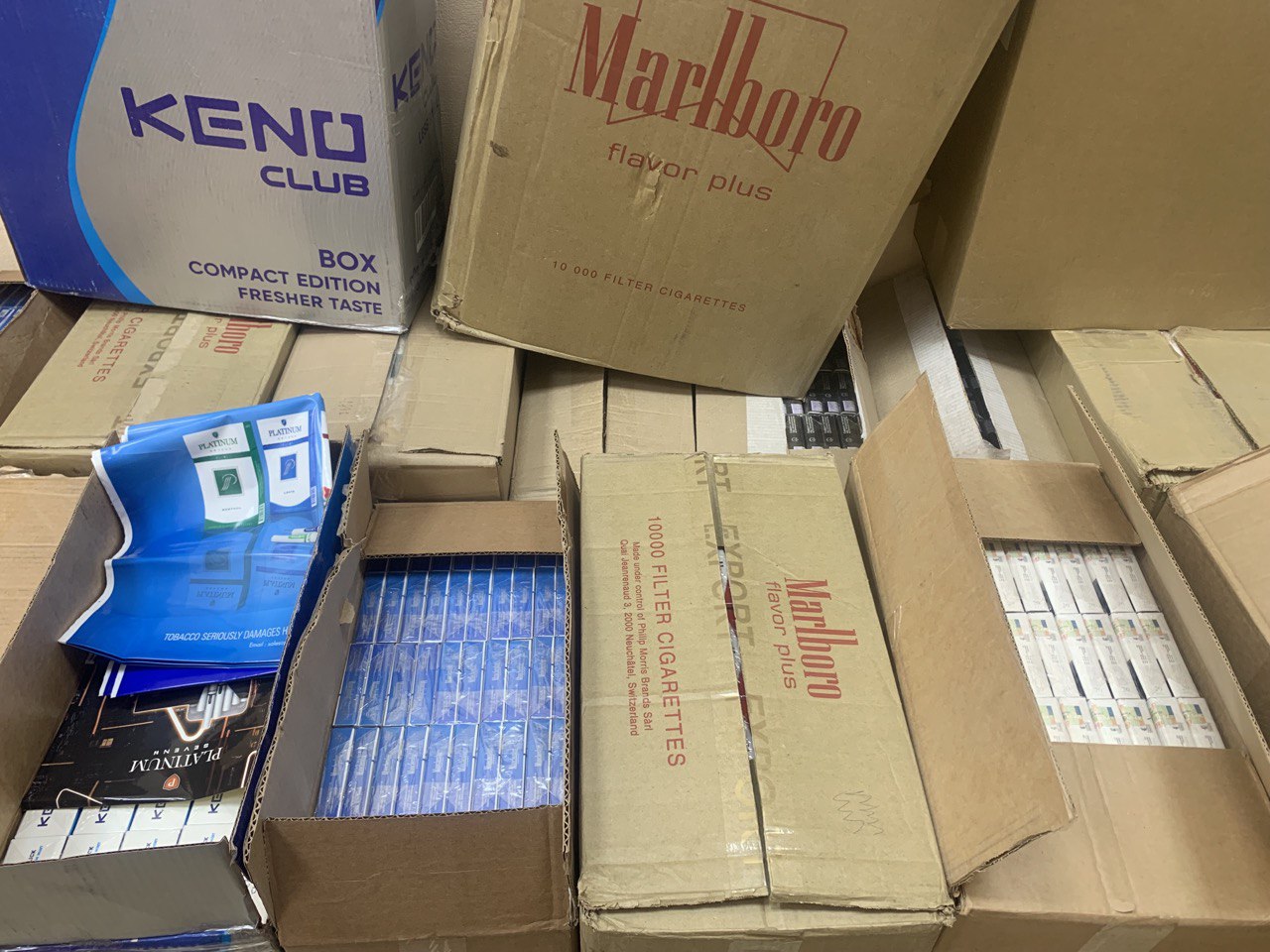 ФСБ изъяла из оборота 35 тысяч пачек контрафактных сигарет почти на 7 млн рублей на рынке в Кемерове