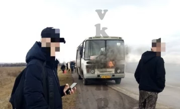 Фото: Горящий на кузбасской трассе автобус сняли на видео 1