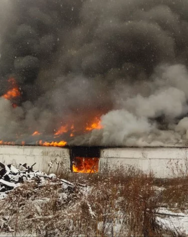 В Кузбассе при пожаре в гараже сгорели мотоциклы и спецтехника
