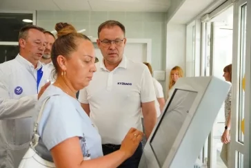 Фото: Губернатор Кузбасса проверил работу новой поликлиники в Бачатском 5