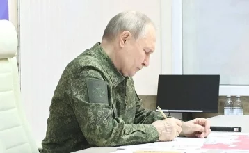 Фото: Путин в военной форме прибыл в пункт управления войсками в Курской области 1