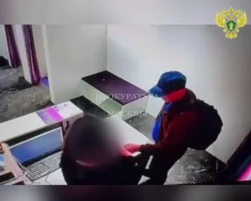 Фото: В Москве мужчина с ножом напал на 17-летнюю сотрудницу пункта выдачи заказов 1