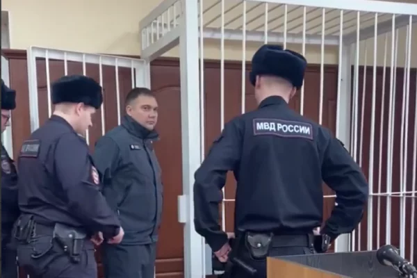 В Кузбассе экс-сотрудник ГУФСИН получил взятку от осуждённого в 100 000 рублей: его заключили под стражу 