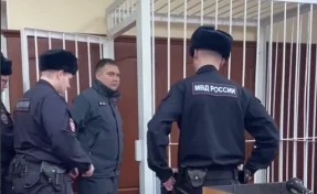 В Кузбассе экс-сотрудник ГУФСИН получил взятку от осуждённого в 100 000 рублей: его заключили под стражу 