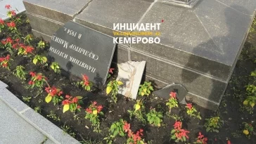 Фото: С постамента памятника Пушкину в Кемерове отвалилась гранитная табличка 3