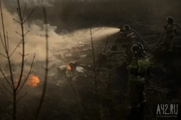 Фото: Пожар охватил более 20 домов в посёлке на Урале 1