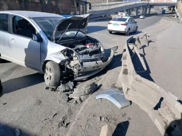 Фото: В Кемерове автомобиль врезался в дорожное ограждение на Кузнецком мосту: пострадали два человека 1