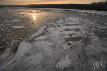 Фото: В Уфе ребёнок провалился под лёд и смог спастись: момент попал на видео  1