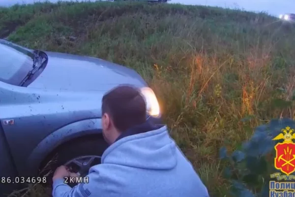 В Кемерове полицейские помогли водителю, попавшему в ДТП и получившему травму