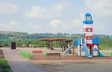 Фото: Пляж, тротуар и парк выпускников: в Кузбассе благоустроили три сельских территории 1