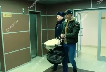 Фото: Вышедший из здания СКР в наручниках экс-министр Абызов попал на видео 1