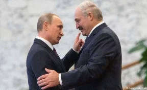 Лукашенко подарил Путину четыре мешка картошки и кусок сала