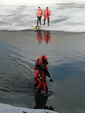 Фото: Кемеровские спасатели вынесли на берег детей, оказавшихся на тонком льду Томи 1