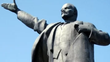 Фото: На Украине снесли все памятники Владимиру Ленину 1