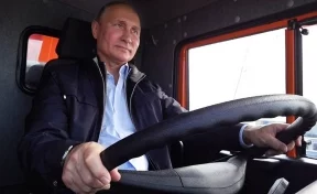 В ФСО объяснили, почему Путин не пристегнулся ремнём безопасности за рулём КамАЗа