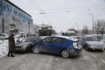 Фото: Момент тройного ДТП в центре Кемерова попал на видео 1
