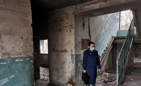 В Кузбассе прокуратура ограничила доступ к опасному заброшенному зданию
