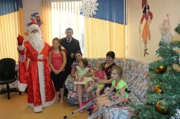 Фото: В Кемерове пациентов больницы навестил полицейский Дед Мороз 1