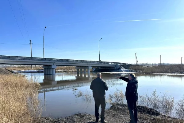 В кузбасском посёлке подтопило дорогу