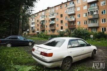 Фото: В Кузбассе появятся новые штрафы для водителей за парковку на газонах 1