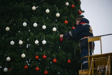 Фото: В Кемерове на площади Советов начали разбирать новогоднюю ёлку 3