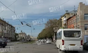 Оборванная контактная сеть упала на проезжую часть в центре Кемерова