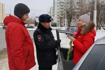 Фото: В Кузбассе инспекторы ГИБДД останавливали автоледи и дарили им цветы 3