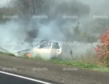 Фото: В Кузбассе машина слетела с трассы, врезалась в столб и загорелась 1