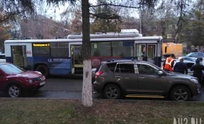 В Кемерове в ДТП с троллейбусом столкнулись семь автомобилей