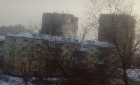 Очевидцы сообщили о дыме, идущем от пятиэтажного дома в центре Кемерова