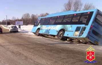 Фото: Автобус с 30 пассажирами вылетел в кювет в Кузбассе 1